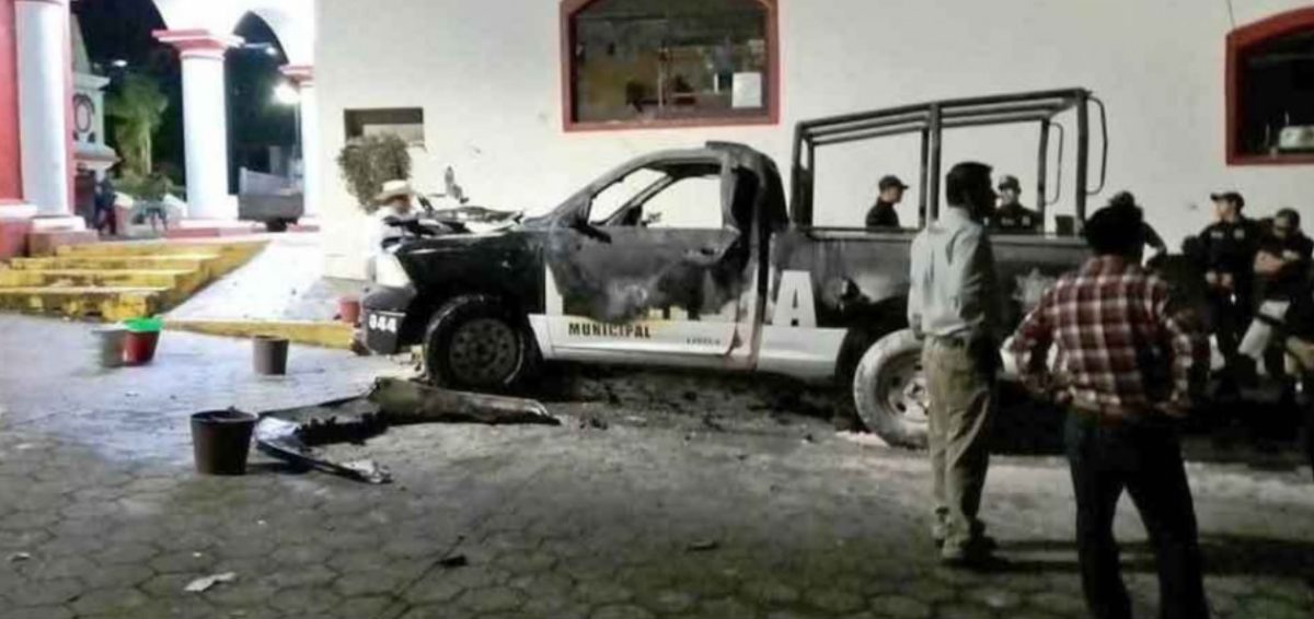 Una patrulla quemada y un herido por pirotecnia en Olintla