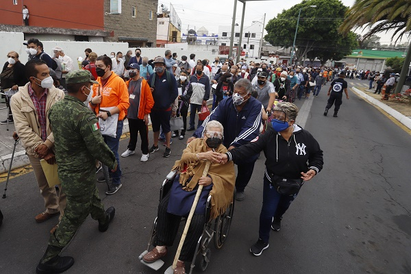 FOTOS: Desorganizada vacunación COVID en la Zona Militar y Hospital del Sur