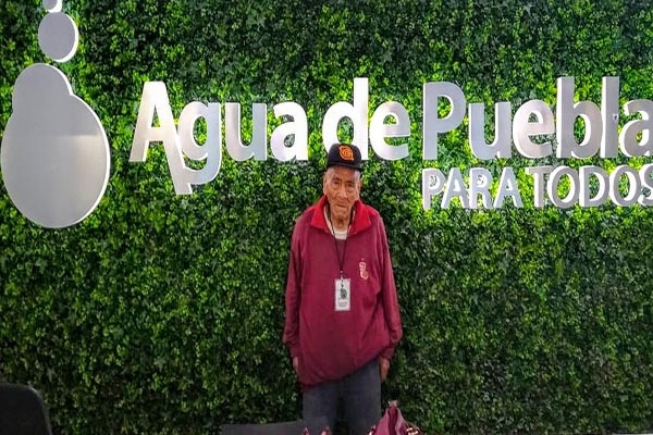 Don Felipe, el estudiante más longevo del estado, hace su servicio social en Agua de Puebla para Todos
