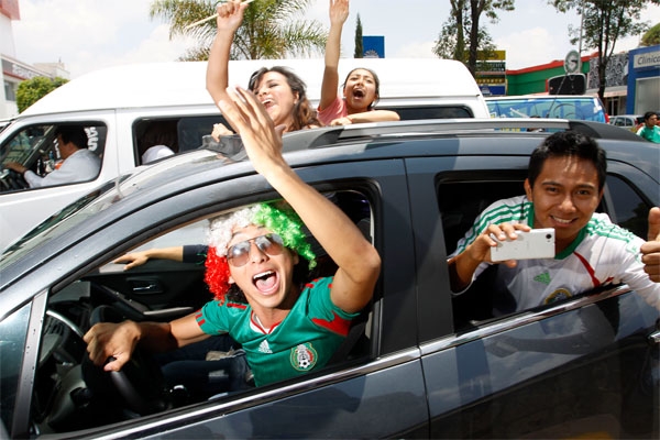 FOTOS: Poblanos festejan el triunfo de México en Brasil 2014