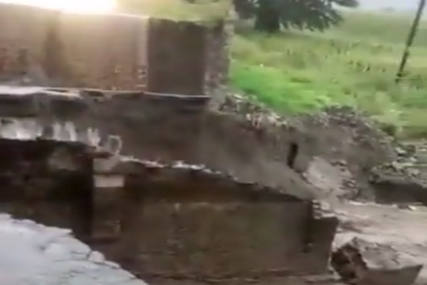 Secretaría de Infraestructura analiza daños de puente colapsado en Tlachichuca