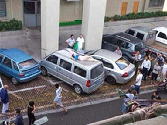 Mujer intenta suicidarse desde onceavo piso y la salva techo de auto