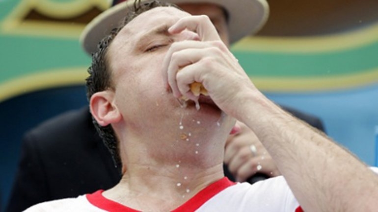 Murió en pleno concurso de comer hotdogs en EU