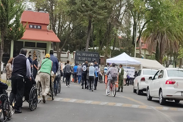 Cambian punto de vacunación COVID de la Zona Militar tras desorganización