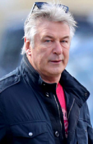 Alec Baldwin mata accidentalmente a una mujer y hiere a director durante rodaje de “Rust”