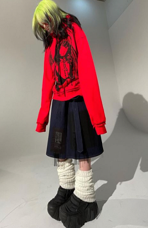 Billie Eilish causa polémica en redes sociales por sus enormes zapatos
