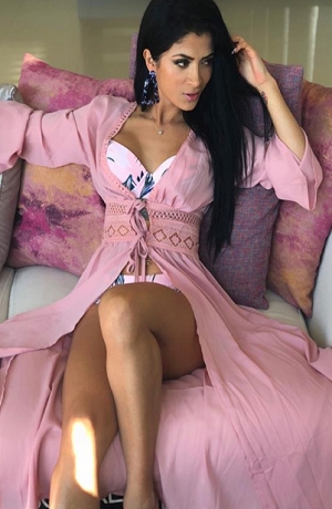Kimberly Flores, esposa de Edwin Luna, presume figura en bikini
