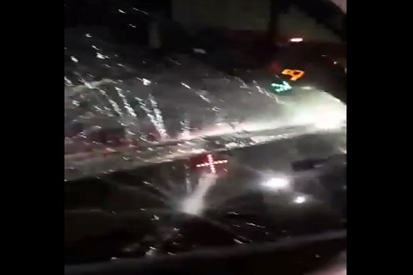 Atacan vehículos con piedras en la carretera a Amozoc
