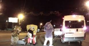 VIDEO: Mickey Mouse y Bob Esponja golpearon a conductor de vehículo en Rusia