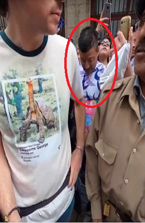 Captan a depravado grabando a mujeres en material de Luisito Comunica