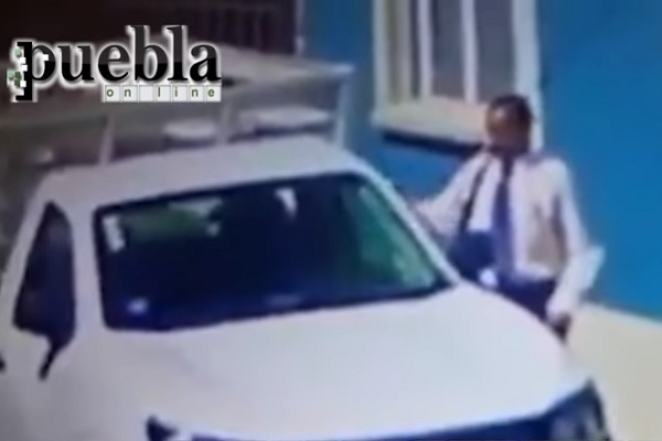 Captan a “elegante” ladrón robando mochila de una camioneta en El Carmen