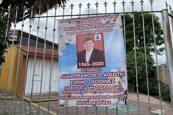 FOTOS: Así despiden en Hueyotlipan a sacerdote poblano muerto por COVID-19