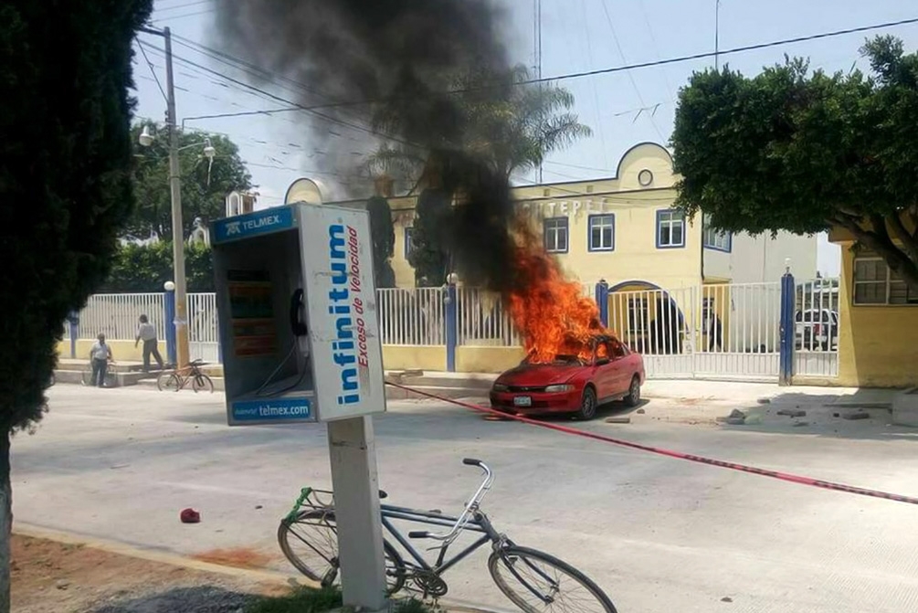 Queman auto y enfrentan a policías para linchar a cuatro asaltantes en Tochtepec