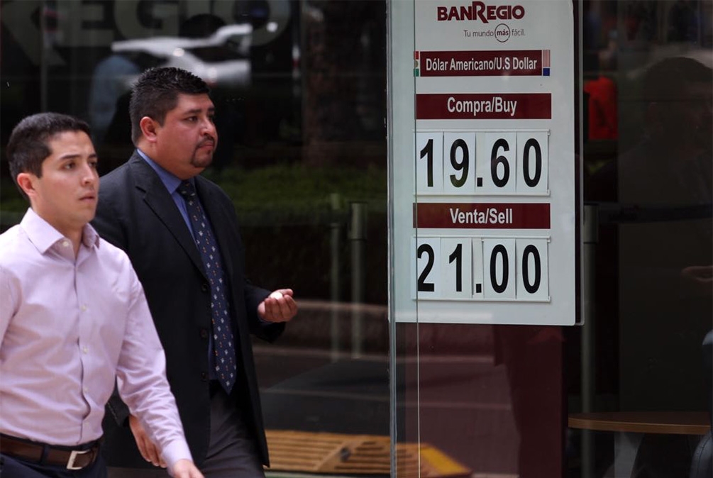 Dólar rompió la barrera de los 21 pesos este martes