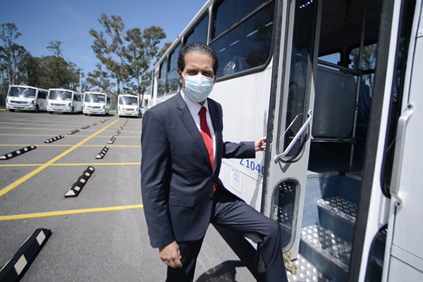 Rector de la BUAP entrega 15 unidades de transporte para prácticas profesionales