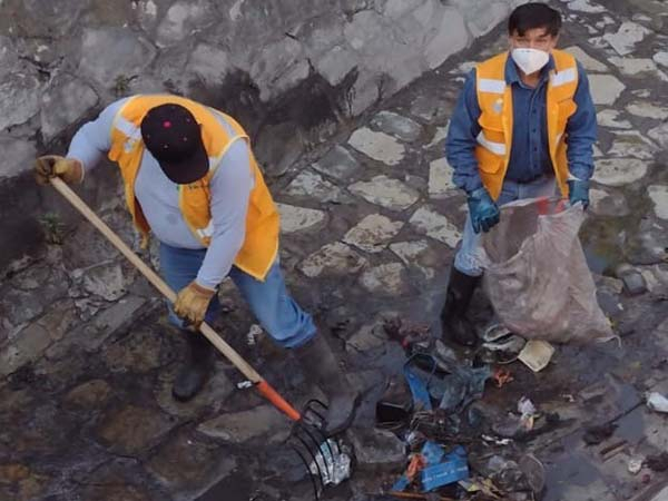 Poblanos tiran cubre bocas en registros y alcantarillas