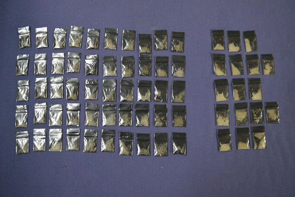 Mujer es atrapada con más de 65 dosis de droga en Granjas de San Isidro
