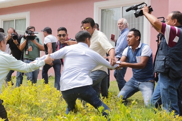 Vándalos de Morena agredieron y golpearon a panistas y hasta acosaron a mujeres en el hotel MM