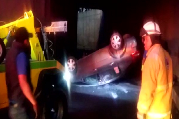 Vehículo quedó volcado en el distribuidor vial de la CAPU