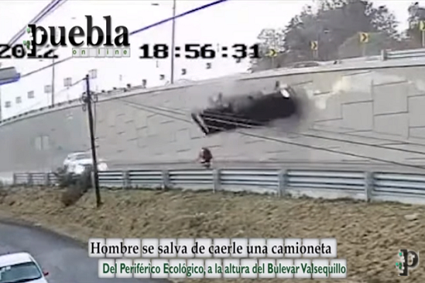 VIDEO: Hombre salva la vida al esquivar caída de camioneta por carambola en el Periférico