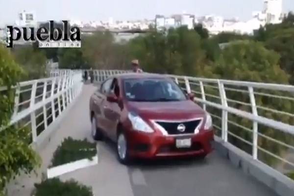 Otro vehículo fue sorprendido en la parte alta de la ciclovía de la Atlixcáyotl