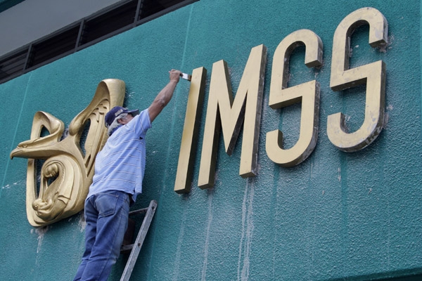Detienen a empleado del IMSS que extorsionó a empresa con 30 mil pesos