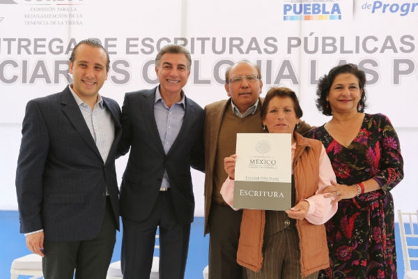 Tony Gali entrega escrituras a colonos de Las Pozas