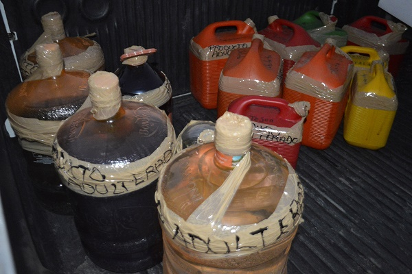 Tres detenidos, 76 muertos y 104 intoxicados dejó alcohol adulterado en Puebla