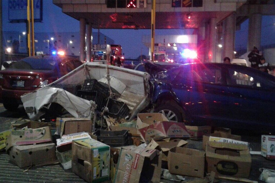 FOTOS: Tráiler choca contra nueve vehículos en caseta de la México-Puebla