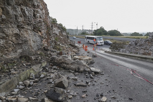 FOTOS: Lluvias provocan deslaves en el Periférico de Puebla