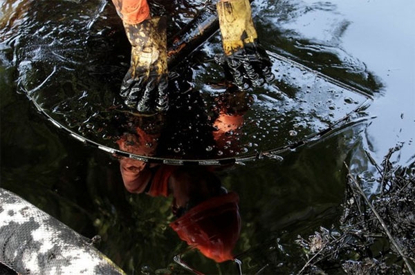 Retiran 15 mil toneladas de crudo de río en Nuevo León