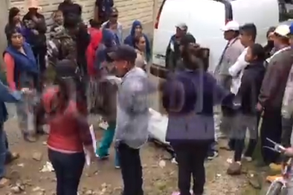 VIDEO: Matan a hombre en San Miguel Canoa y familiares arrebatan cadáver a personal forense