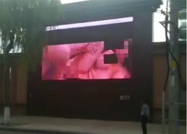 VIDEO: Pantalla pública en China exhibió momento porno