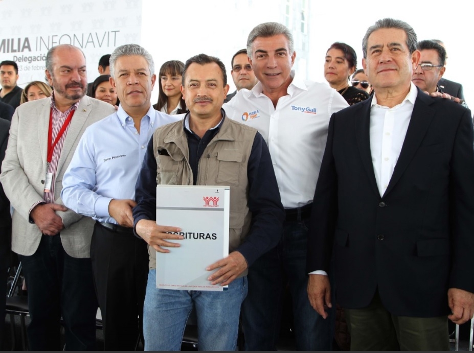 David Penchyna y Tony Gali entregan acciones del programa Familia Infonavit