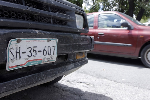 Tránsito de Puebla descarta operativo contra placas viejas, sólo exhorto