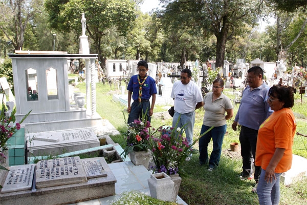 FOTOS: Poblanos visitan panteones en el Día del Padre