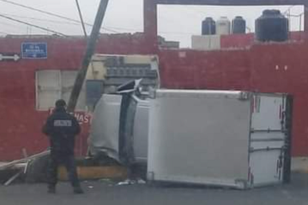 Camioneta atropella a hombre que iba a vacunarse, al huir vuelca en la zona militar