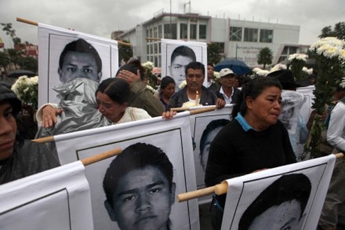 Padres de estudiantes de Ayotzinapa se reúnen con Osorio y Murillo