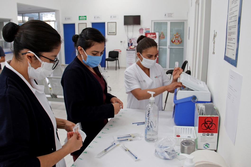 Arranca refuerzo COVID para personal médico en Puebla; educativo, la próxima semana
