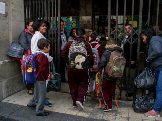 Por contaminación, escuelas de CDMX suspenden recreo