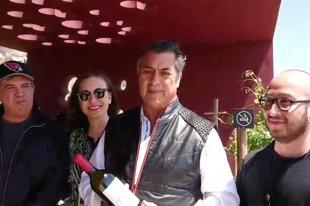 “El Bronco” se relaja con vino antes de debatir