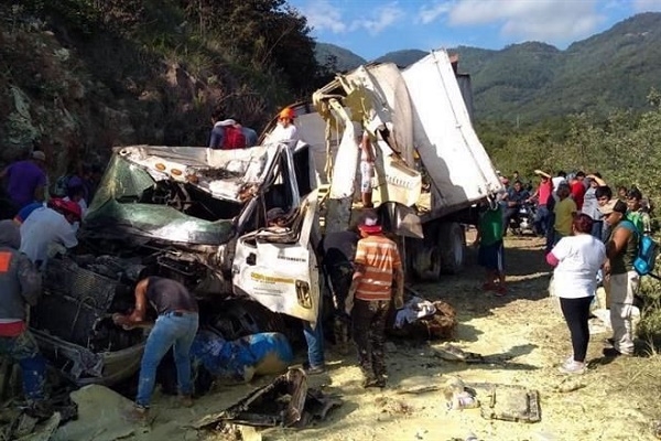 Tráiler se quedó sin frenos y acabó en una barranca de la autopista Puebla-Orizaba