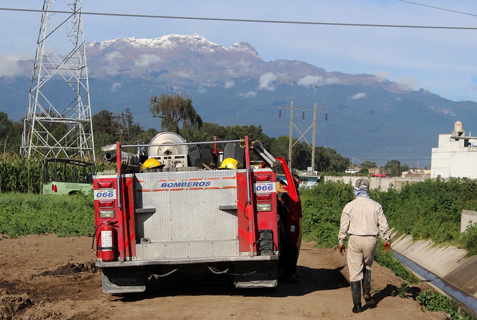 Atienden fuga de hidrocarburo en paraje de San Lucas Atoyatenco