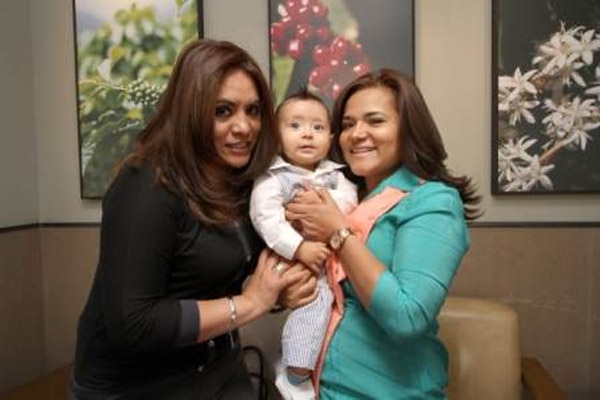 Iglesia realiza el primer bautizo del hijo de una familia homoparental en Puebla