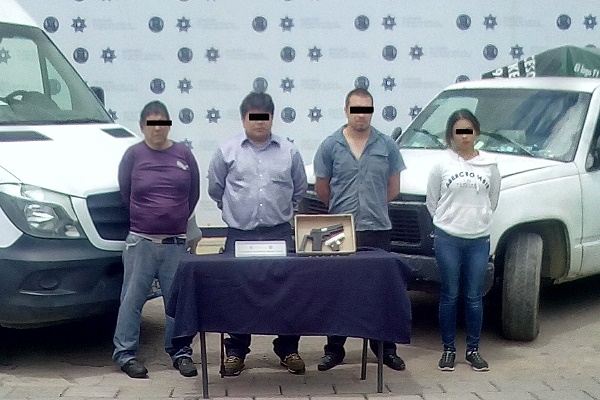 Cayeron asaltantes de camioneta de mensajería en Jardines de San Manuel