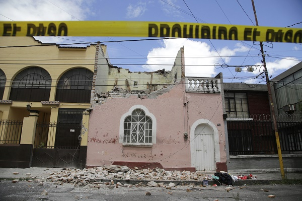 FOTOS: Cae fachada de vivienda dañada en la zona de San Francisco