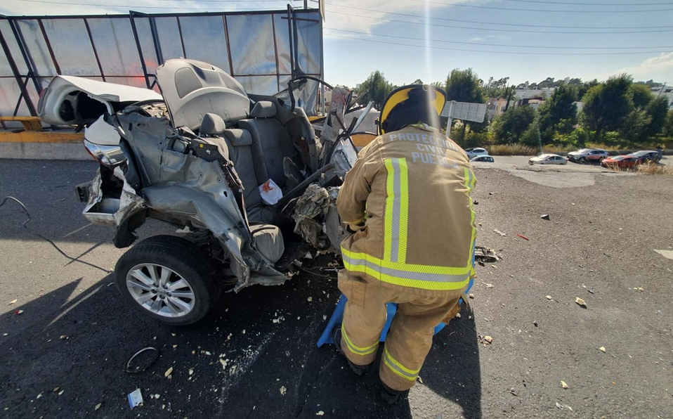 Muere mujer tras partir su coche en accidente en el Periférico