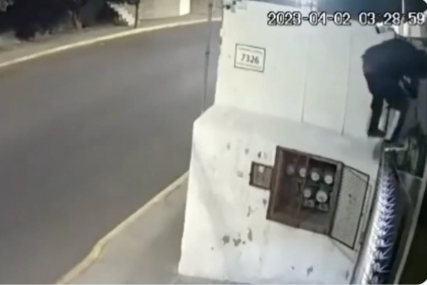 VIDEO: Captan a ladrón que brinca fachadas de fraccionamientos en Camino Real a Cholula