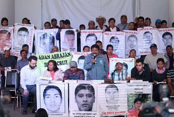 Padres de normalistas: PGR nunca demostró que están muertos