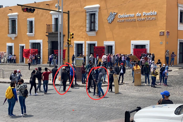 VIDEO: Sujetos con tubos y palos acuden con normalistas a Casa Aguayo